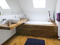 Drewno w łazience. Meble łazienkowe i podłoga mogą być z drewna