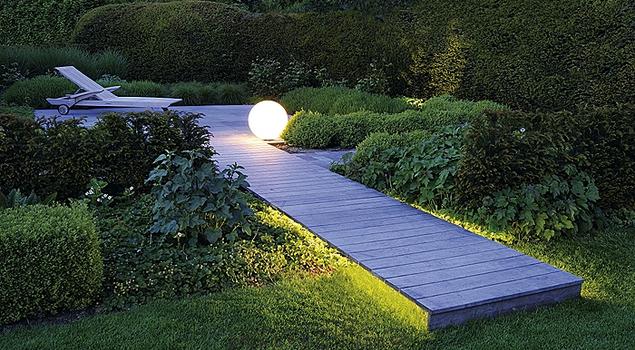 Jak zaplanować oświetlenie ogrodu? Dekoracyjne lampy ogrodowe
