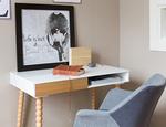 Pomysł na kącik biurowy w salonie – biurka i krzesła do salonu
