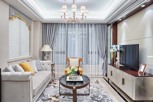 Mały salon z eleganckimi meblami – pomysł na klasyczną aranżację salonu