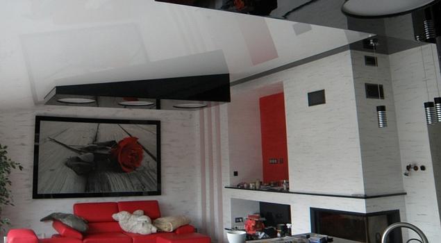 Sufit napinany przepisem na nowoczesny salon z kuchnią